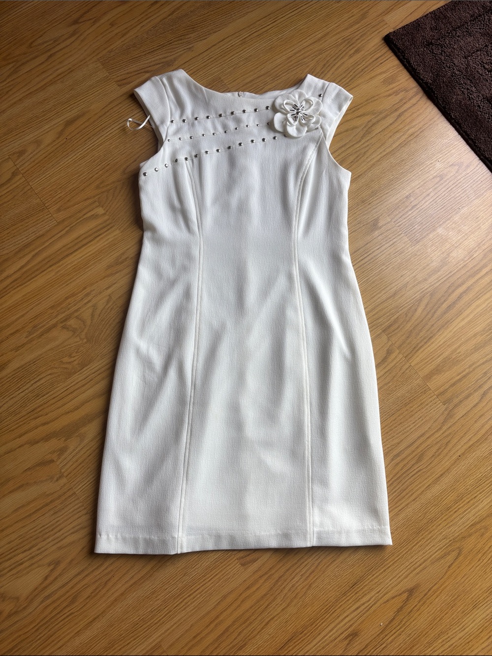 Sandra Darren White Cap-Sleeve Sheath Dress with Floral Applique